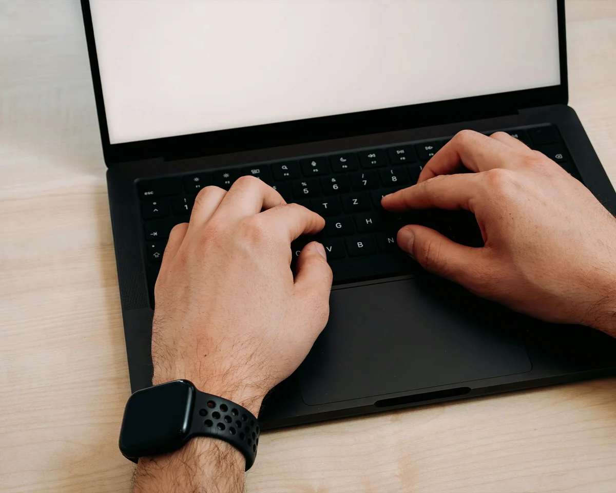 schnelle Hände tippen auf einer Tastatur eines Laptops